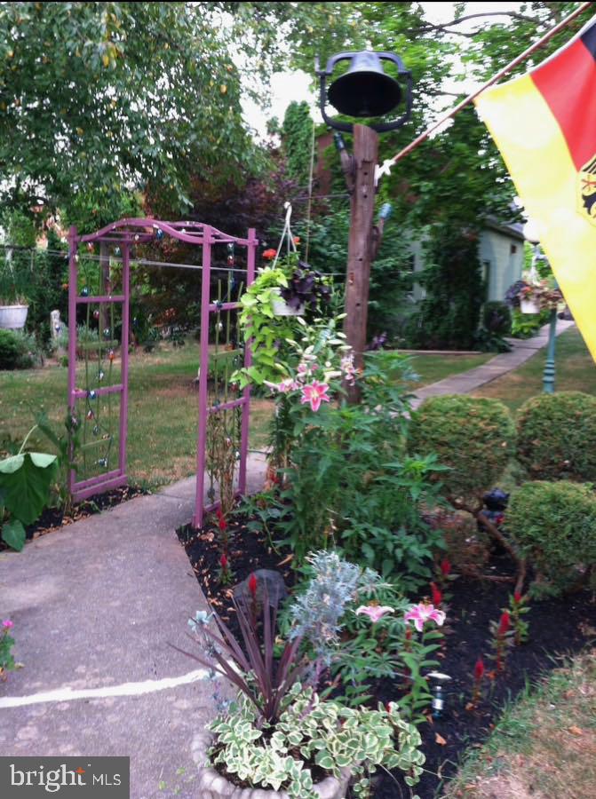 8 North Zinns Mill Road Lebanon, PA 17042 - Photo 4 of 16 back yard