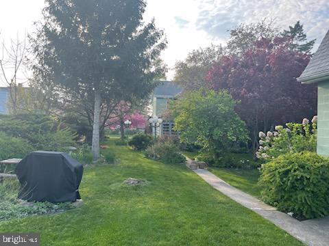 8 North Zinns Mill Road Lebanon, PA 17042 - Photo 5 of 16 side yard