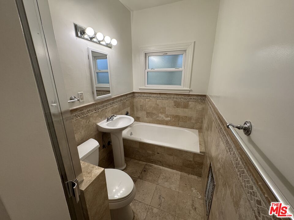 264 South Reeves Drive, Unit 101 Beverly Hills, CA 90212 - Photo 15 of 22