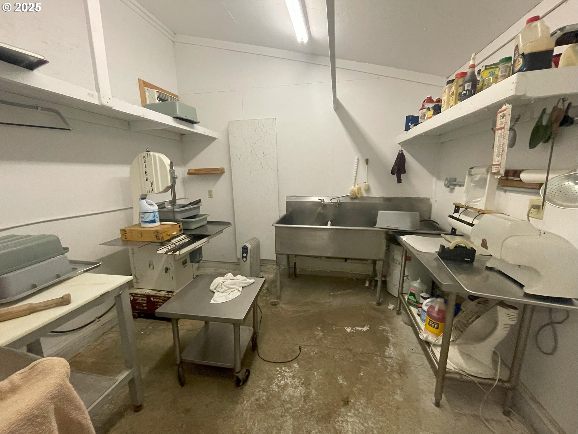 82952 Eggleson Lane Enterprise, OR 97828 - Photo 22 of 31 a living room with furniture a rug and white walls