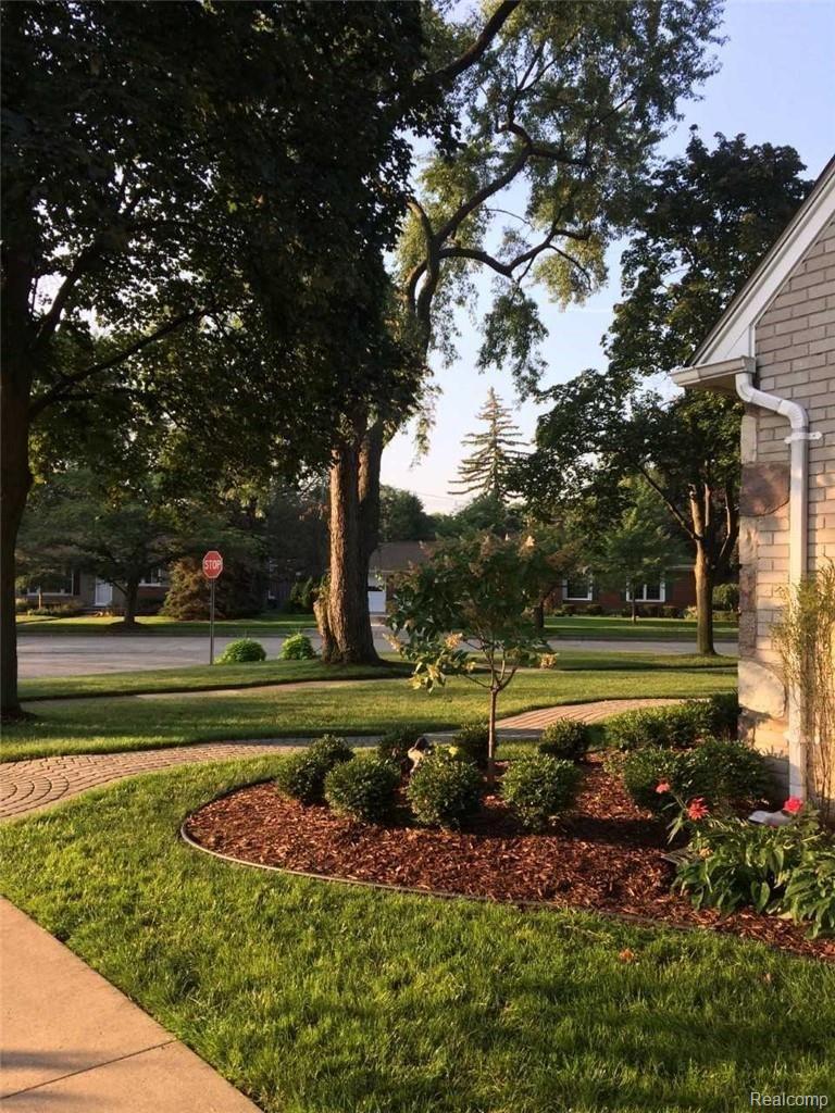 4158 Amherst Road Royal Oak, MI 48073 - Photo 23 of 25 Amherst landscaping.jpg