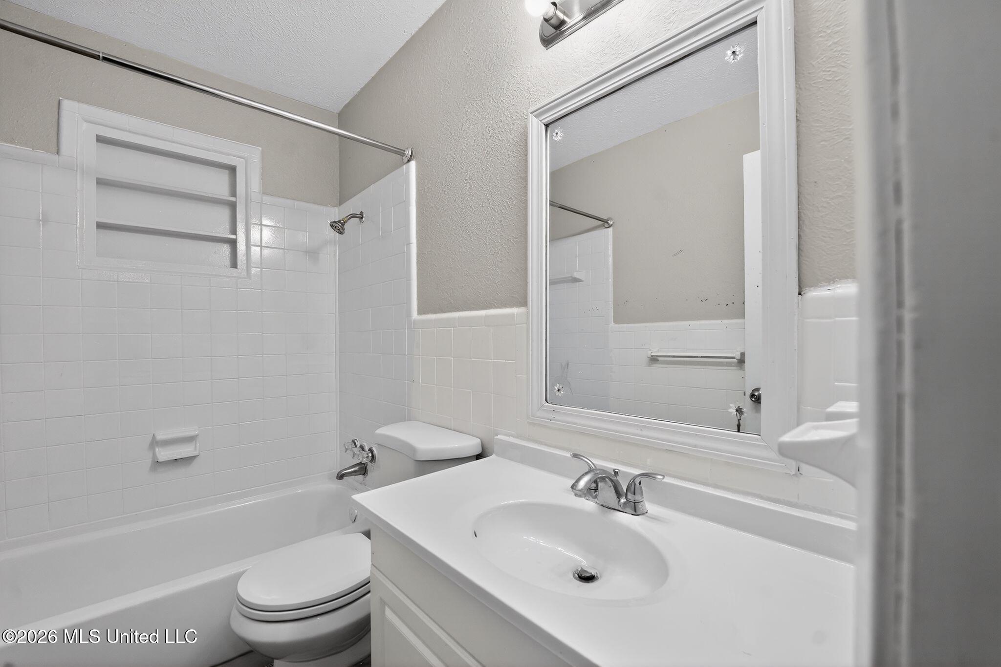 3045 Suncrest Drive Jackson, MS 39212 - Photo 13 of 39 38_3045_Suncrest_Dr_Jackson_MS_39212-Bat