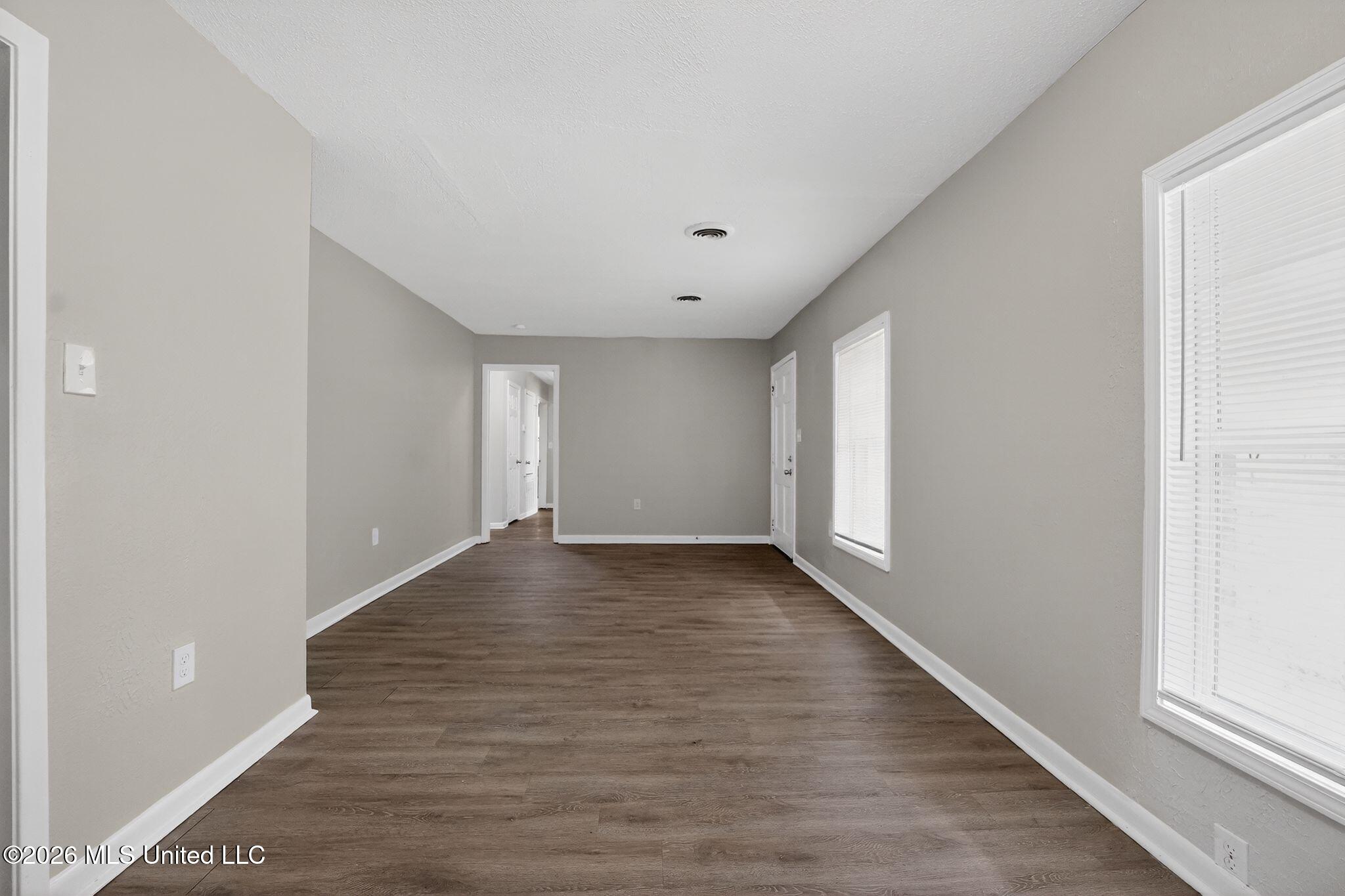 3045 Suncrest Drive Jackson, MS 39212 - Photo 18 of 39 12_3045_Suncrest_Dr_Jackson_MS_39212-Liv