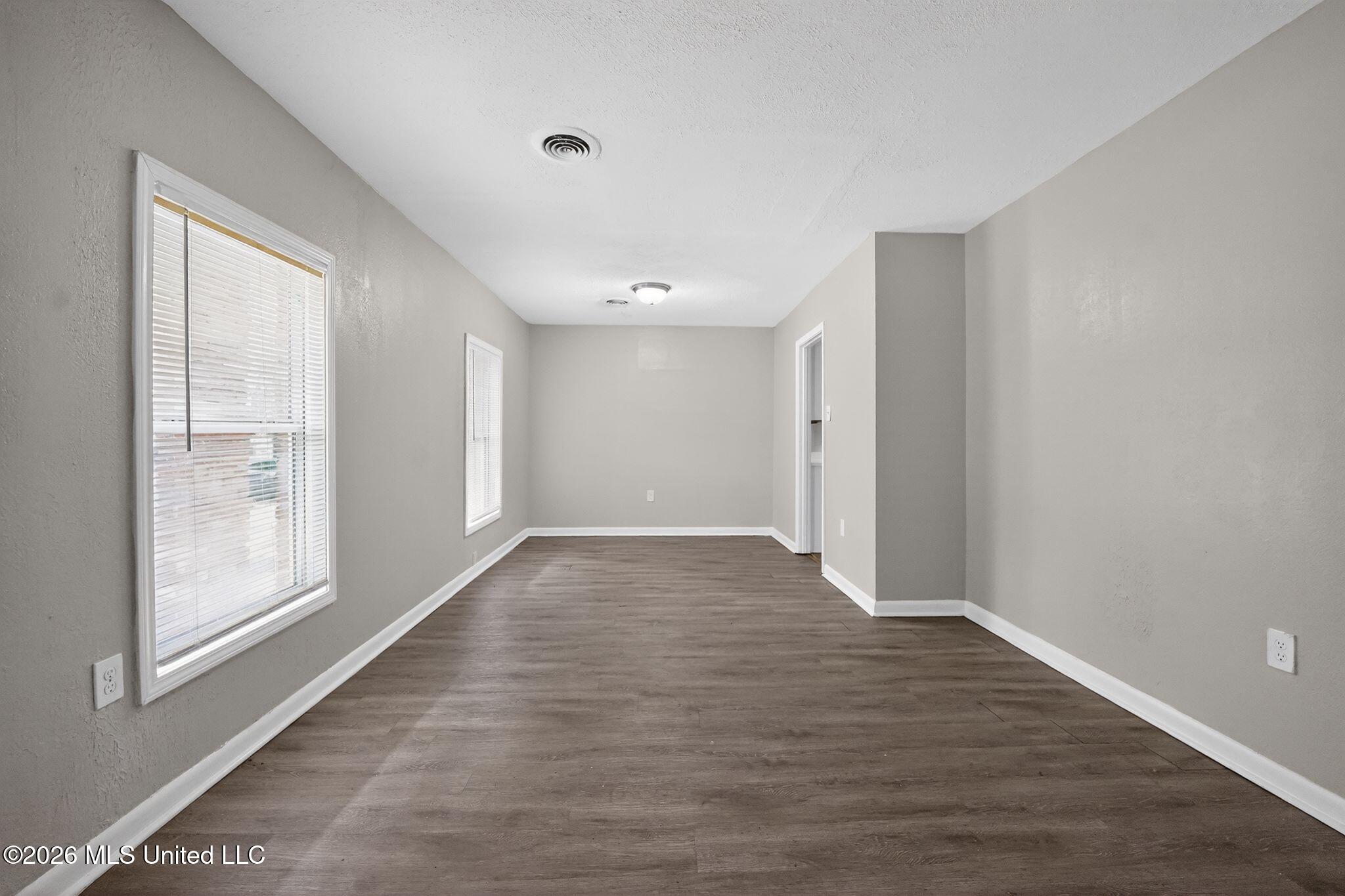 3045 Suncrest Drive Jackson, MS 39212 - Photo 20 of 39 14_3045_Suncrest_Dr_Jackson_MS_39212-Liv