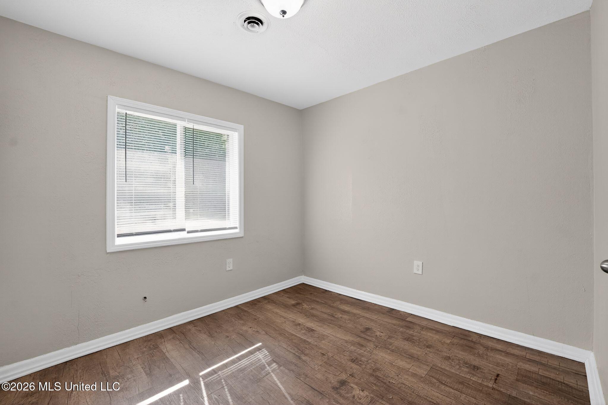 3045 Suncrest Drive Jackson, MS 39212 - Photo 22 of 39 17_3045_Suncrest_Dr_Jackson_MS_39212-Liv