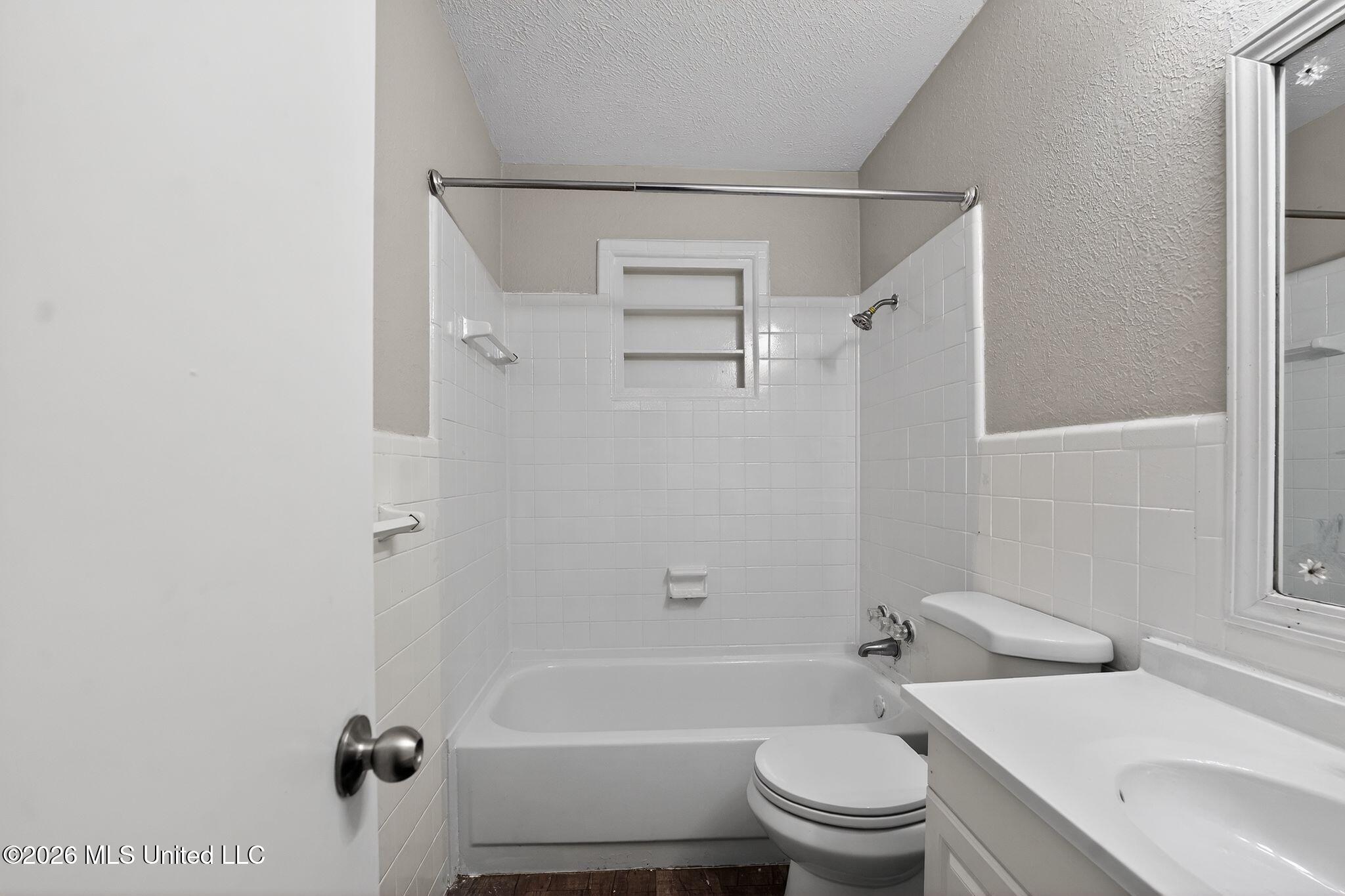 3045 Suncrest Drive Jackson, MS 39212 - Photo 34 of 39 36_3045_Suncrest_Dr_Jackson_MS_39212-Bat