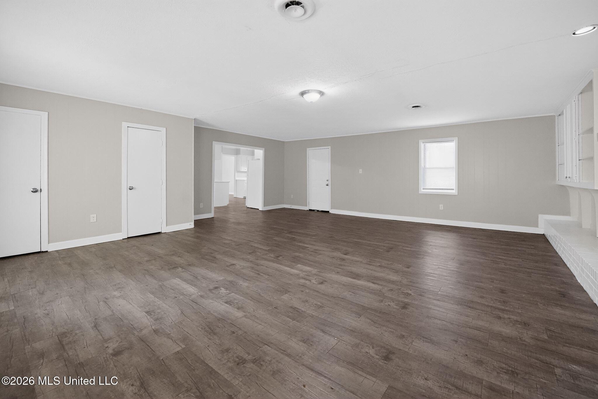 3045 Suncrest Drive Jackson, MS 39212 - Photo 5 of 39 15_3045_Suncrest_Dr_Jackson_MS_39212-Liv