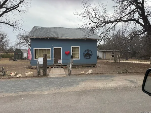 $90,000 | 817 West Cargile Street, Uvalde, TX 78801