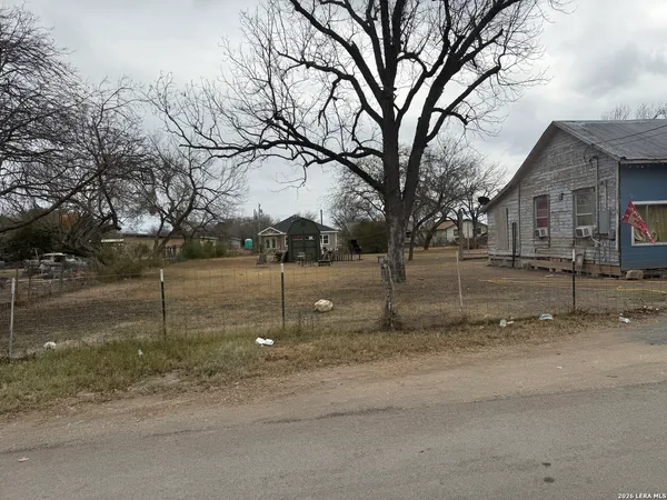 $90,000 | 817 West Cargile Street, Uvalde, TX 78801