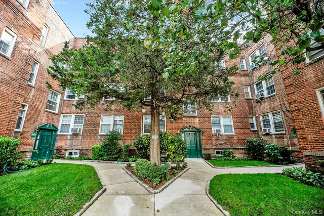 $2,850 | 1 Ash Place, Unit 2I, Great Neck, NY 11021