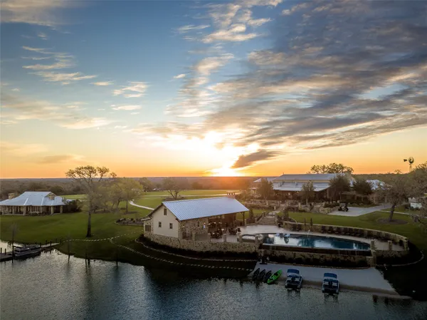 $1,250,000 | 100 Labrador Lane, Columbus, TX 78934