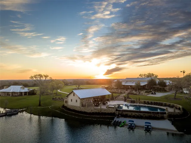 $1,250,000 | 100 Labrador Lane, Columbus, TX 78934