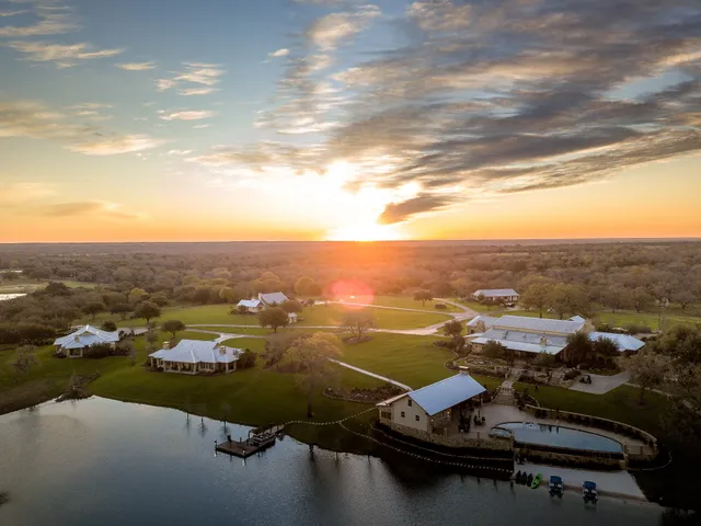 $1,250,000 | 100 Labrador Lane, Columbus, TX 78934