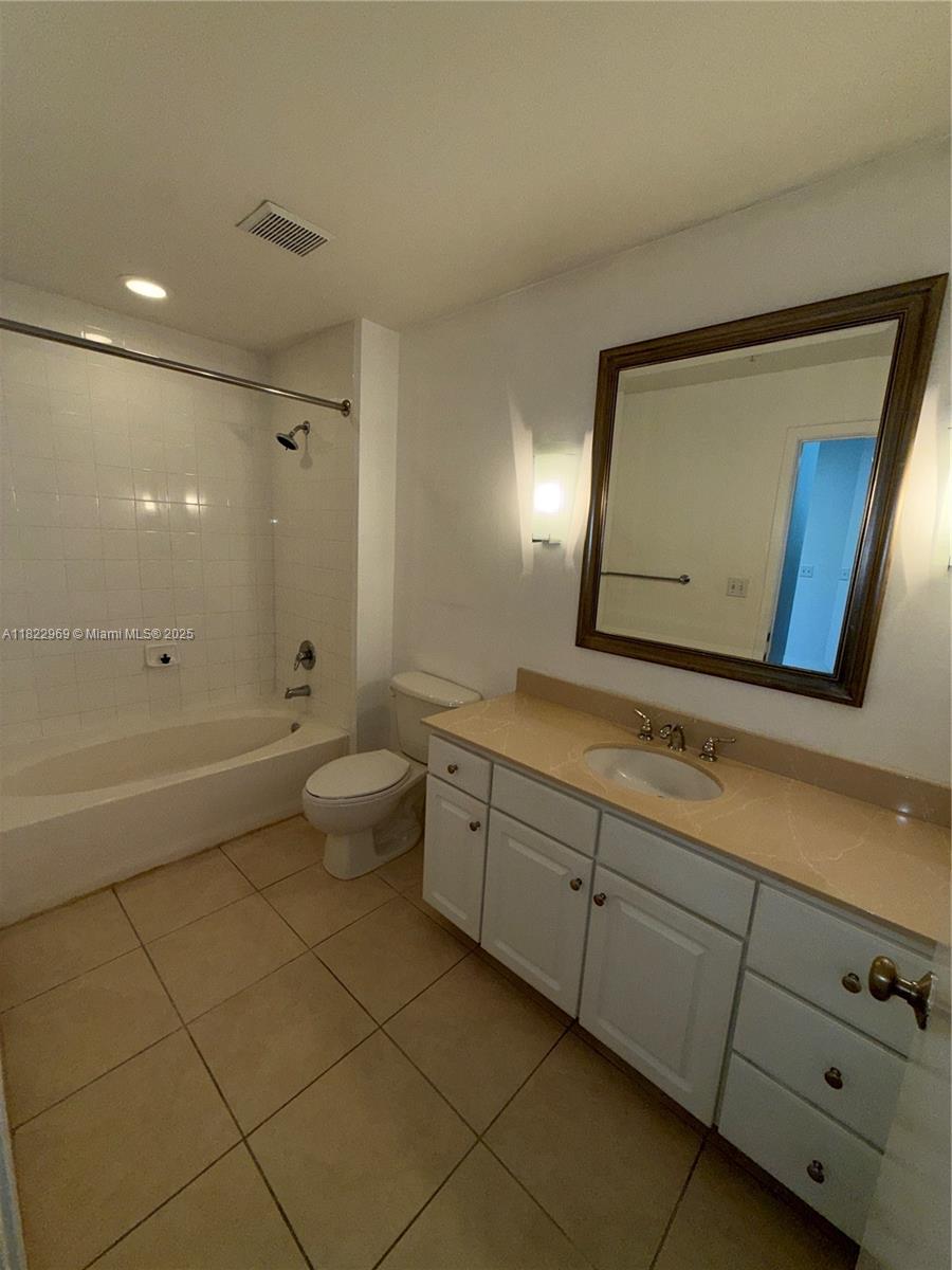 2001 Biscayne Boulevard, Unit 2402 Miami, FL 33137 - Photo 20 of 64 a spacious bathroom with a toilet sink mirror and bathtub