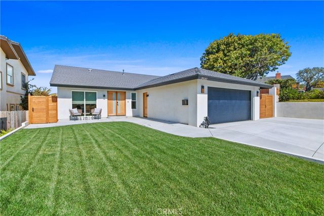 a view of a house with a backyard