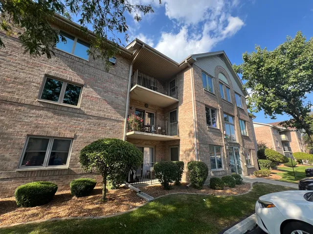 $229,000 | 10278 SW Highway, Unit 2C, Chicago Ridge, IL 60415