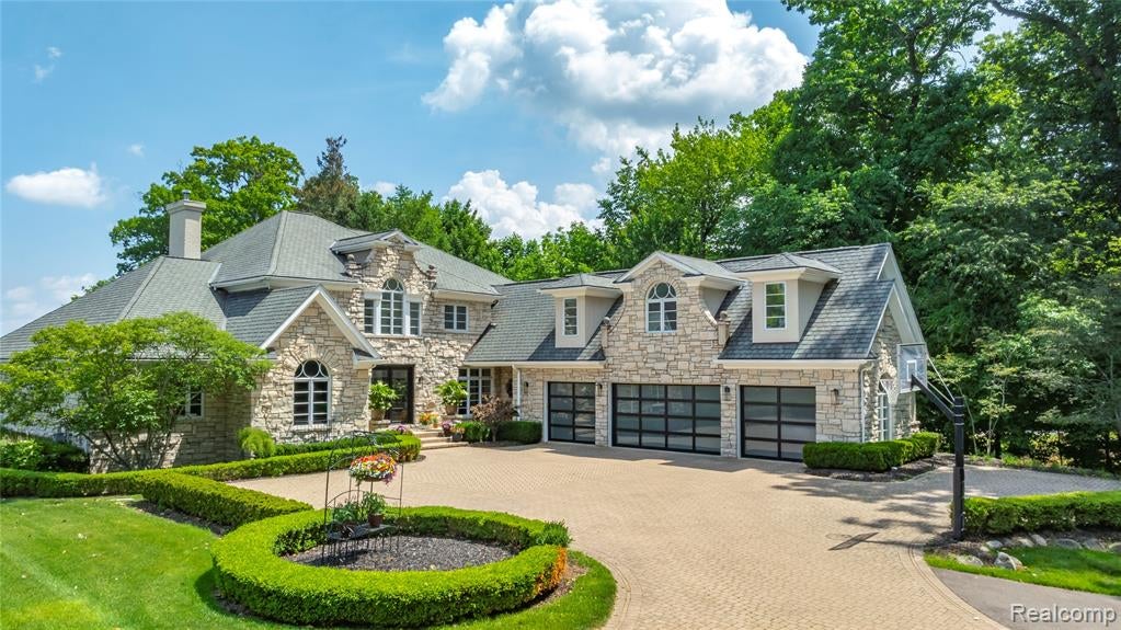 4326 Commerce Road West Bloomfield, MI 48324 - Photo 3 of 53 Gallery Image 3