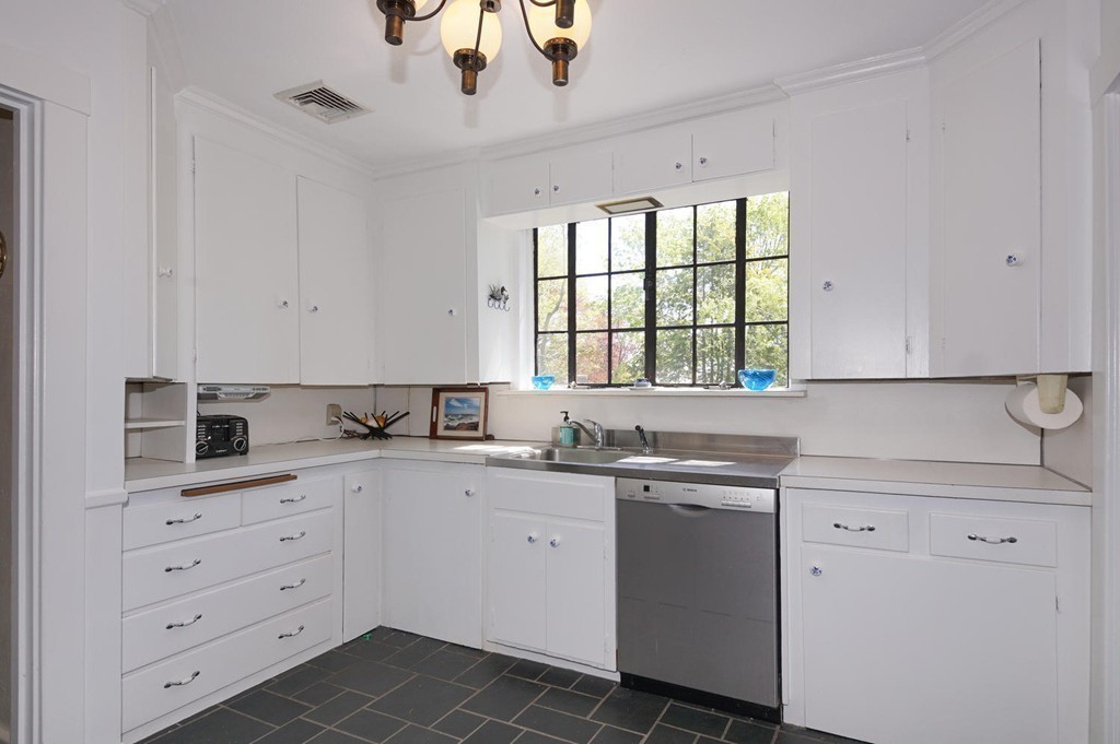 10 Barbara Road Belmont, MA 02478 - Photo 9 of 29 Gallery Image 9
