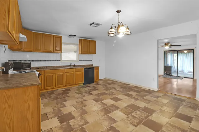 $1,500 | 727 South Iowa Street, La Porte, TX 77571