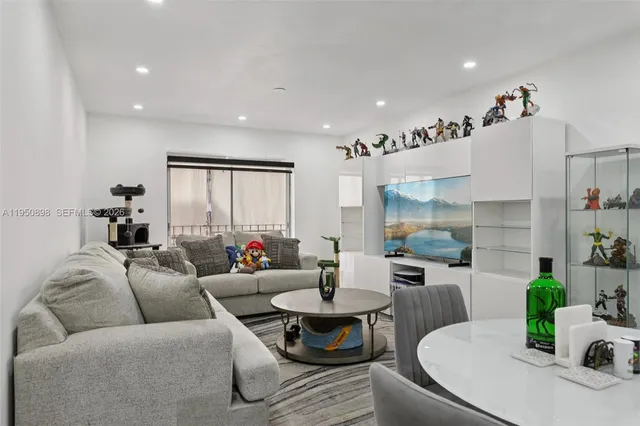 $250,000 | 1630 West 46th Street, Unit 208F, Hialeah, FL 33012