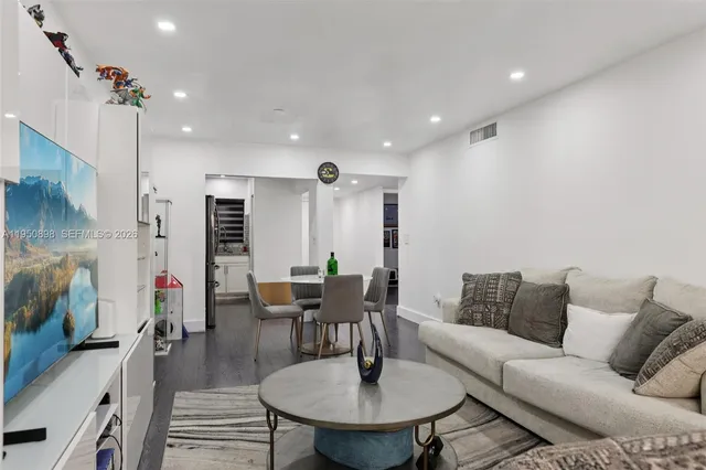 $250,000 | 1630 West 46th Street, Unit 208F, Hialeah, FL 33012