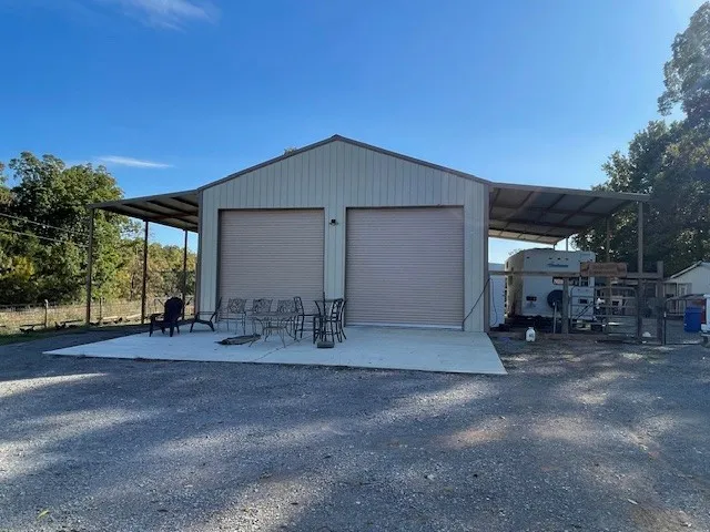 a view of a house with backyard