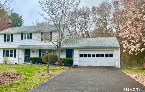 a view of a house with backyard and garden