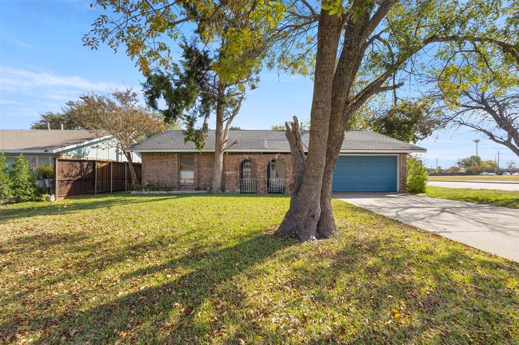 1400 Ridgecrest Drive Plano, TX 75074 - Photo 26 of 32 a front view of house with yard and green space