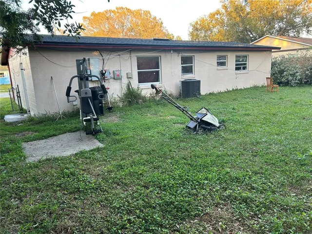 a view of a house with backyard