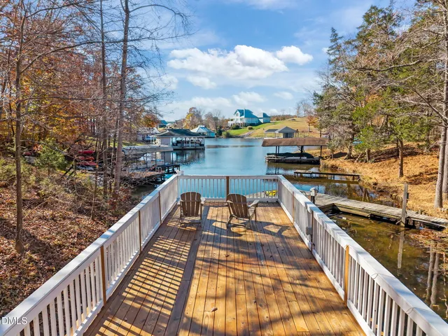 a view of a house with backyard and trees