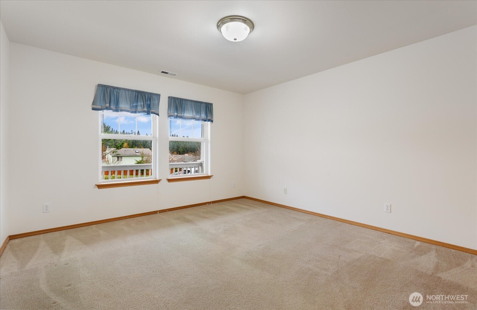 606 Northwest 12th Loop Oak Harbor, WA 98277 - Photo 13 of 27