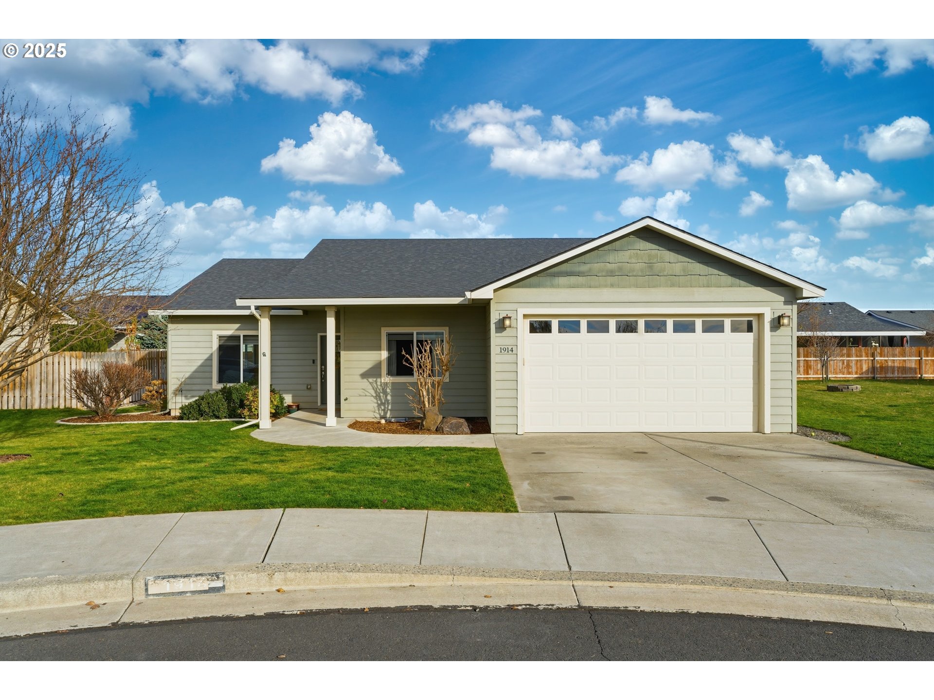 1914 Southwest 2nd Drive Pendleton, OR 97801 - Photo 5 of 35 a front view of a house with a yard