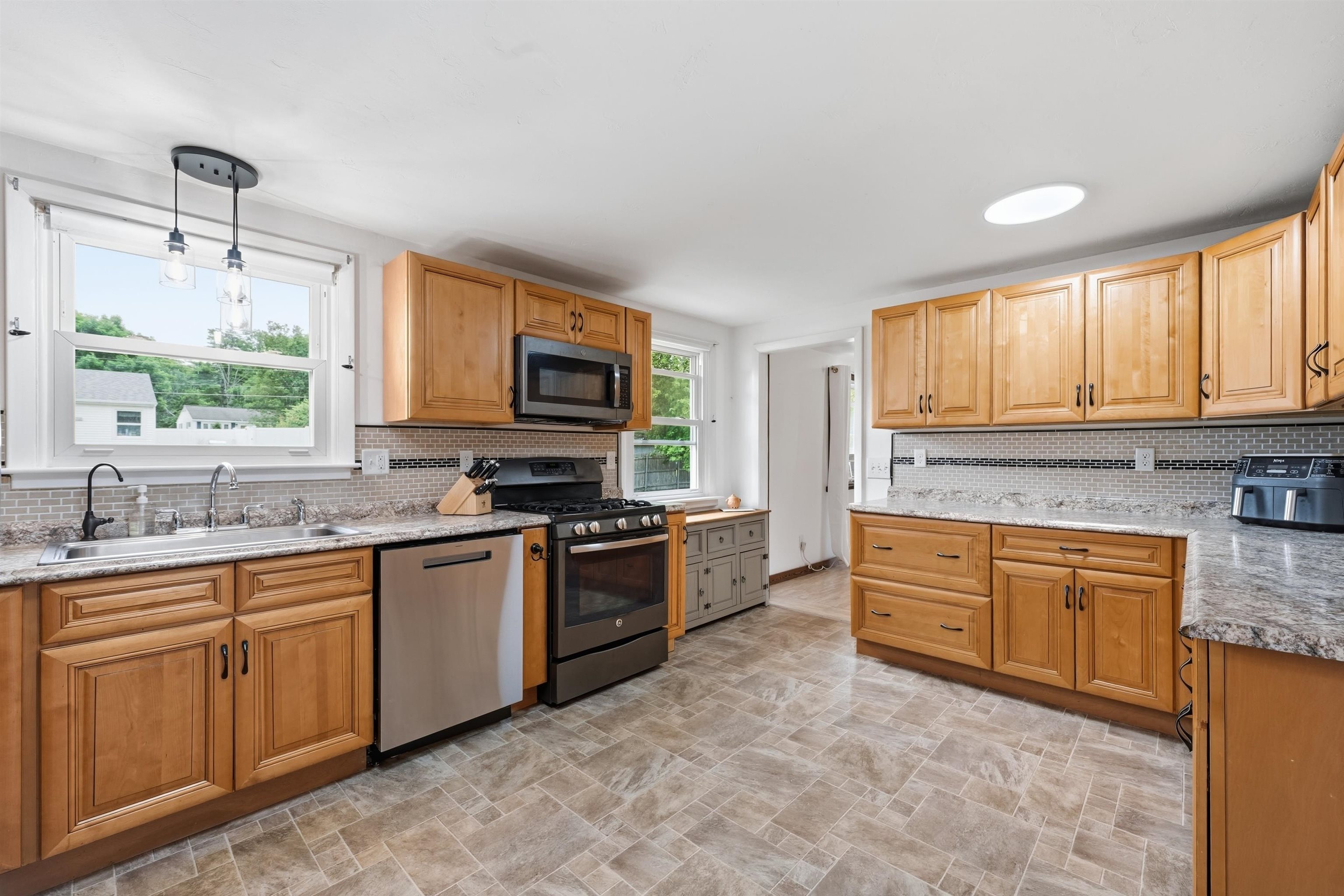 2 Iroquois Road Nashua, NH 03063 - Photo 11 of 36