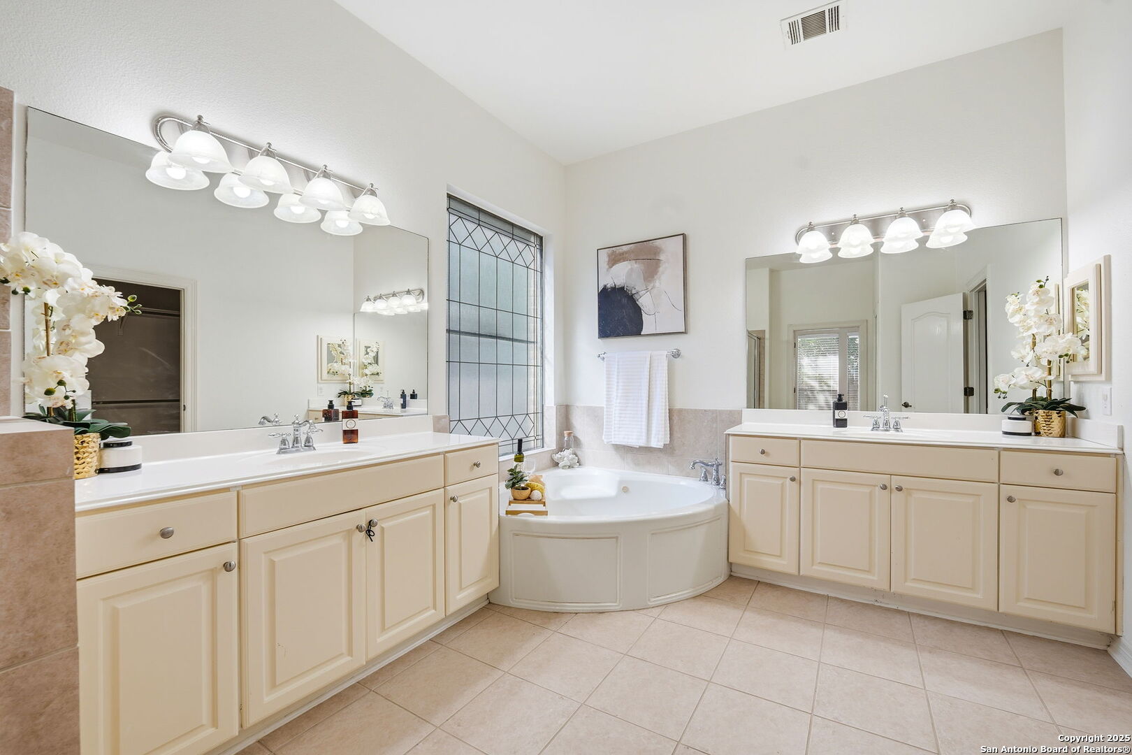 410 Heather Ridge San Antonio, TX 78260 - Photo 25 of 43 a bathroom with a double vanity sink mirror and bathtub