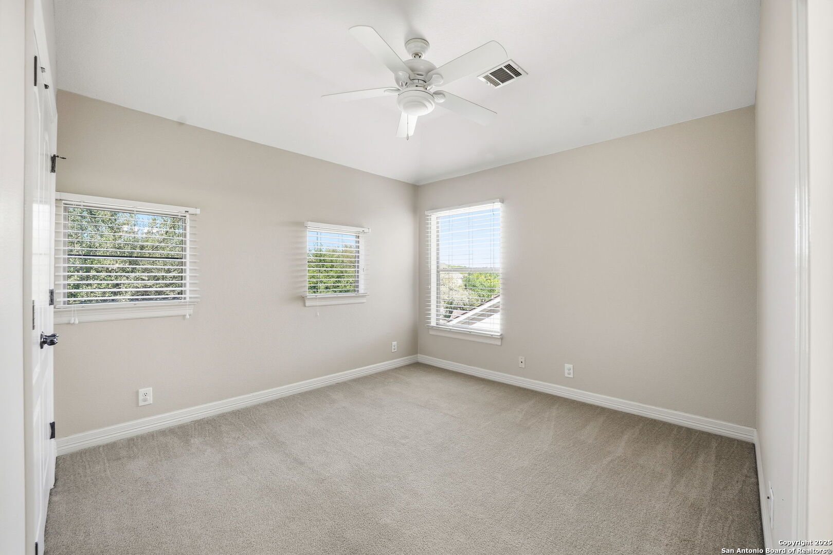 410 Heather Ridge San Antonio, TX 78260 - Photo 31 of 43 an empty room with windows and ceiling fan