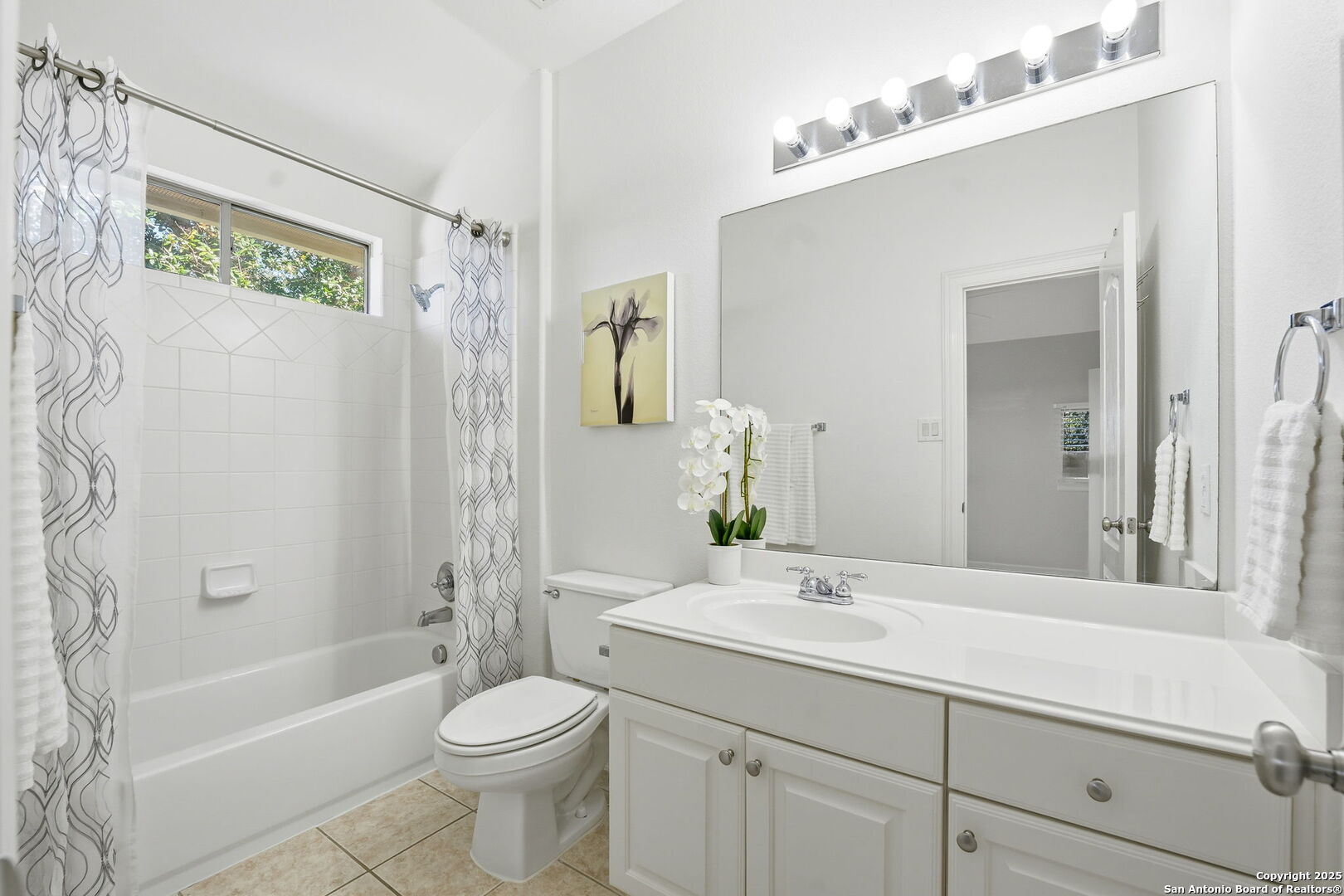 410 Heather Ridge San Antonio, TX 78260 - Photo 34 of 43 a bathroom with a toilet a sink a mirror a bathtub and shower