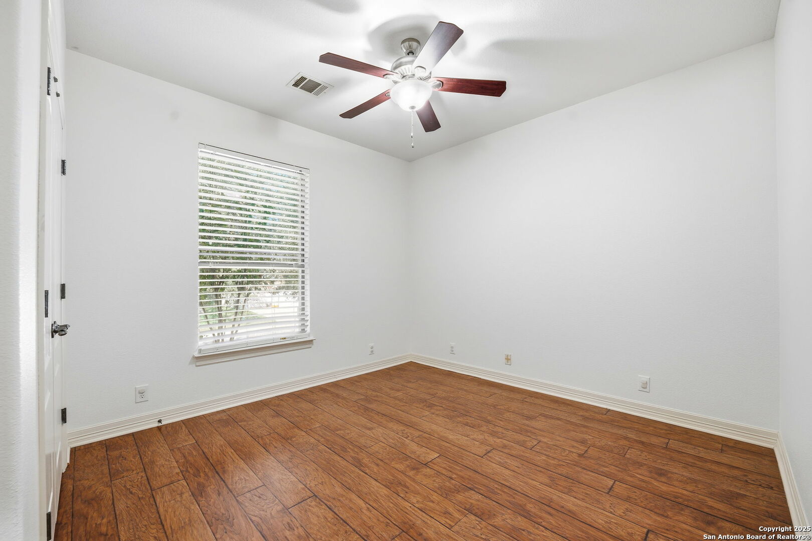 410 Heather Ridge San Antonio, TX 78260 - Photo 39 of 43 an empty room with a window and a ceiling fan
