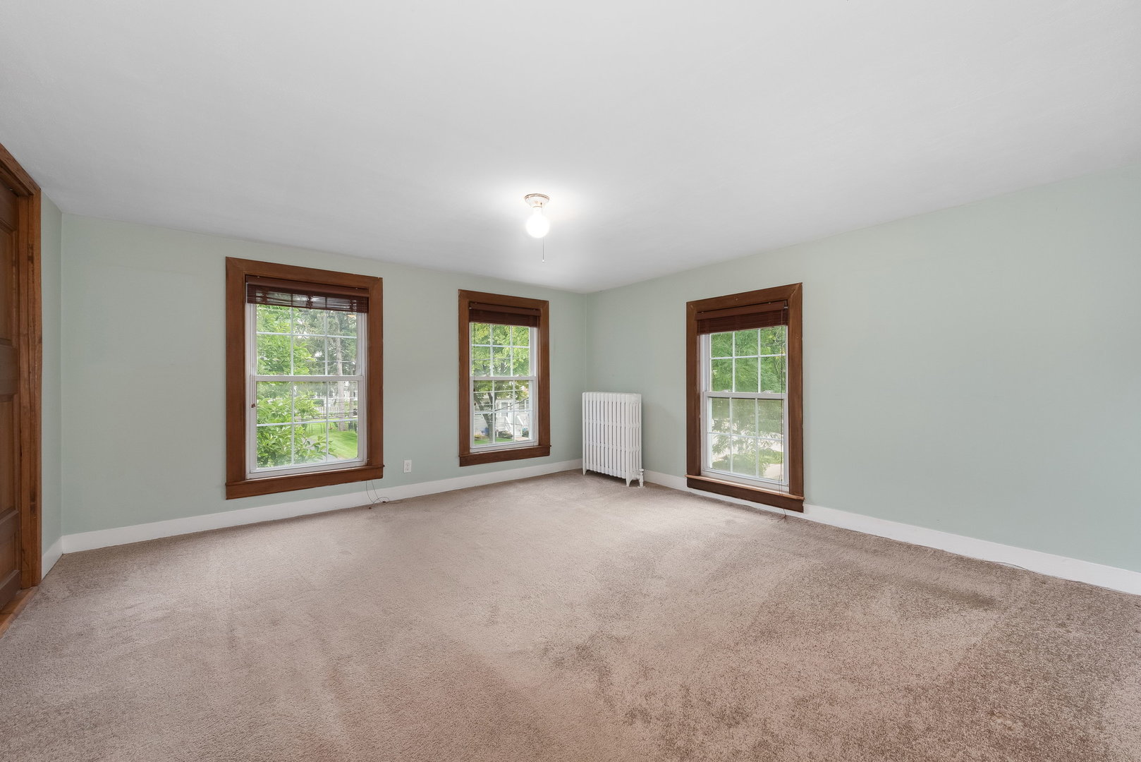 318 West Wing Street Arlington Heights, IL 60005 - Photo 9 of 16 an empty room with windows