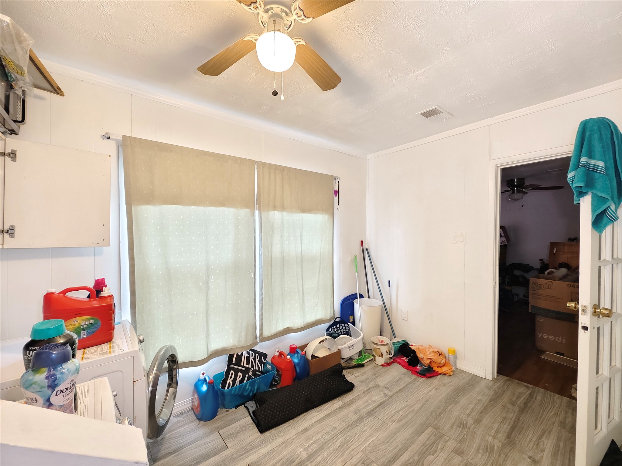7931 Scanlock Street Houston, TX 77012 - Photo 15 of 28 a living room with furniture and a chandelier