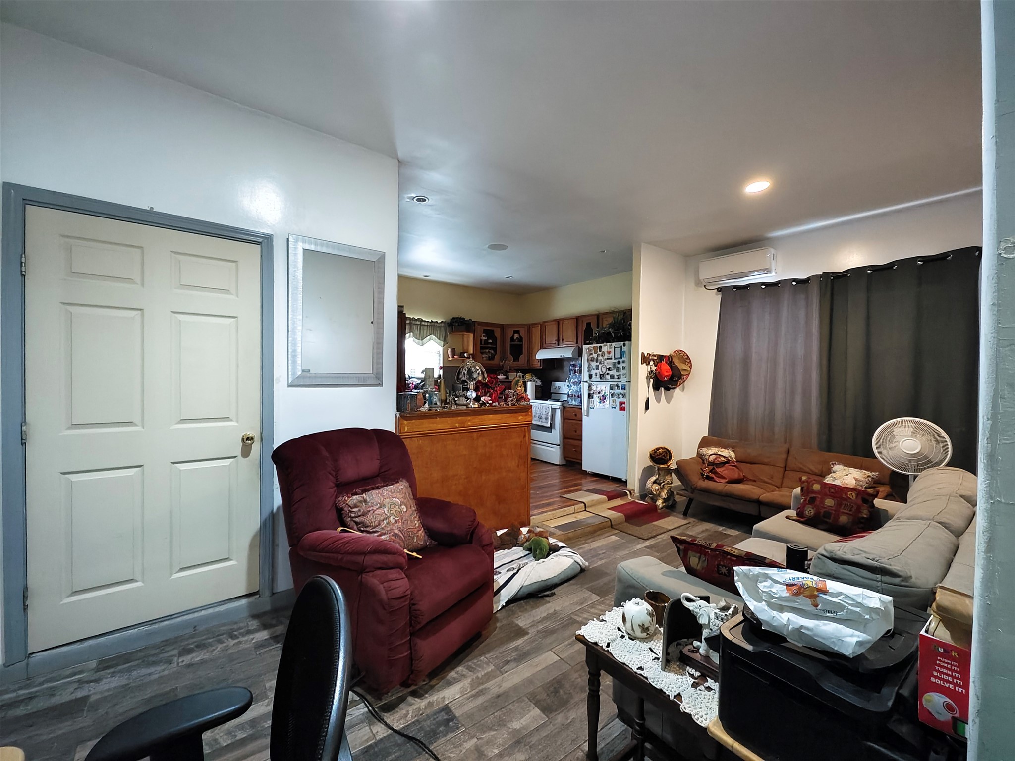 7931 Scanlock Street Houston, TX 77012 - Photo 20 of 28 a living room with furniture a rug and a window