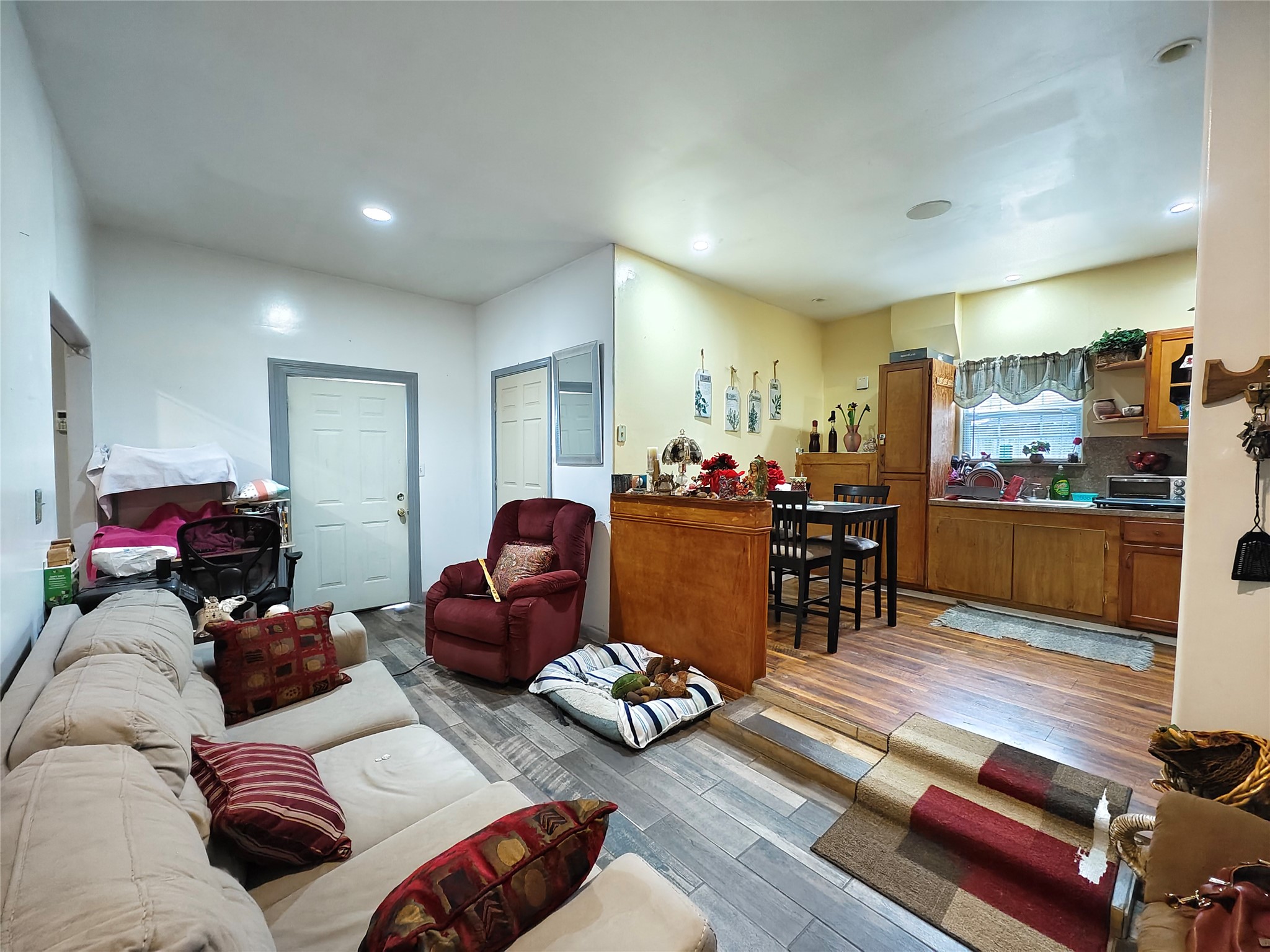 7931 Scanlock Street Houston, TX 77012 - Photo 21 of 28 a living room with furniture and a flat screen tv