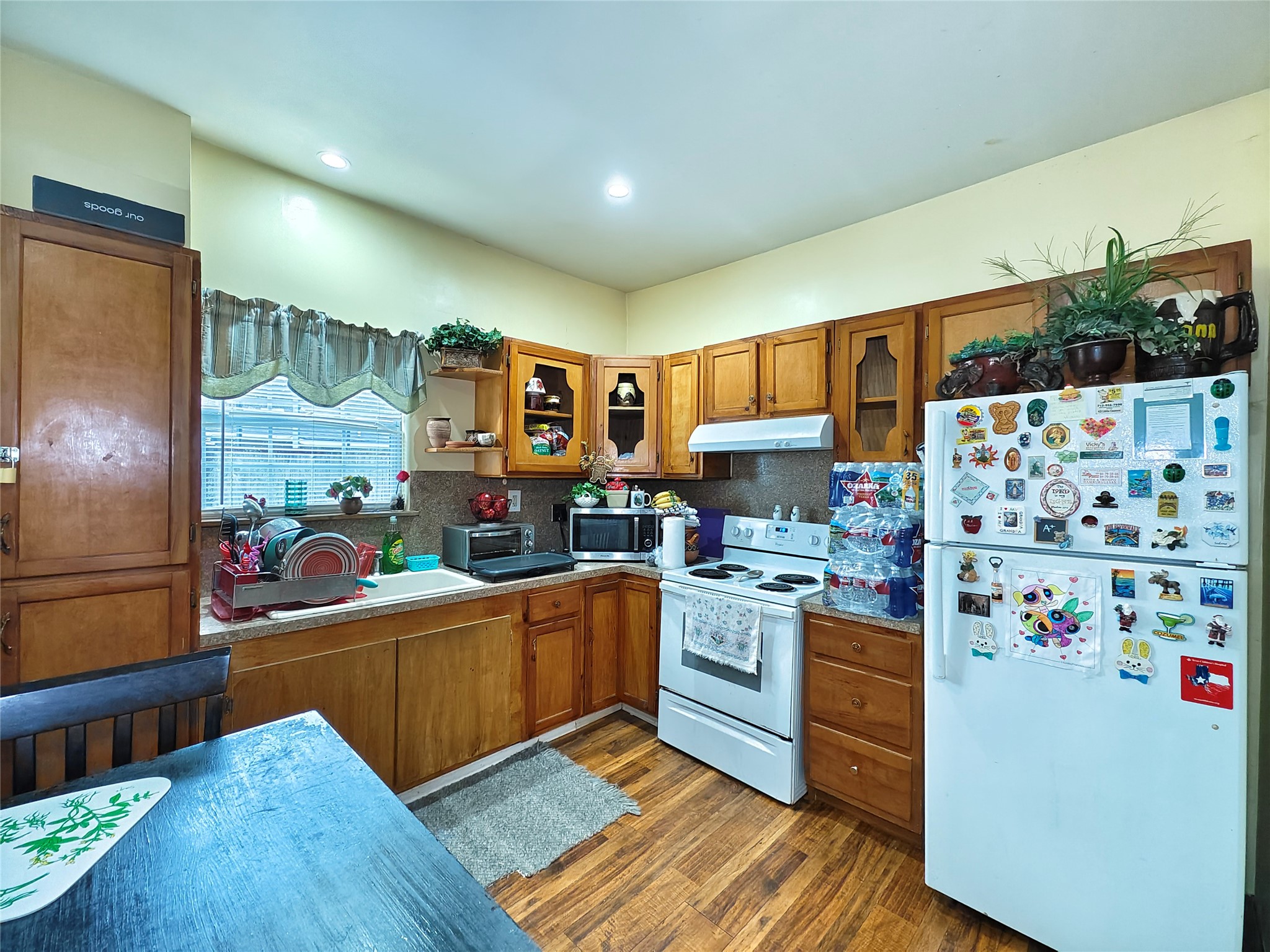 7931 Scanlock Street Houston, TX 77012 - Photo 24 of 28 a living room with lots of furniture and kitchen view