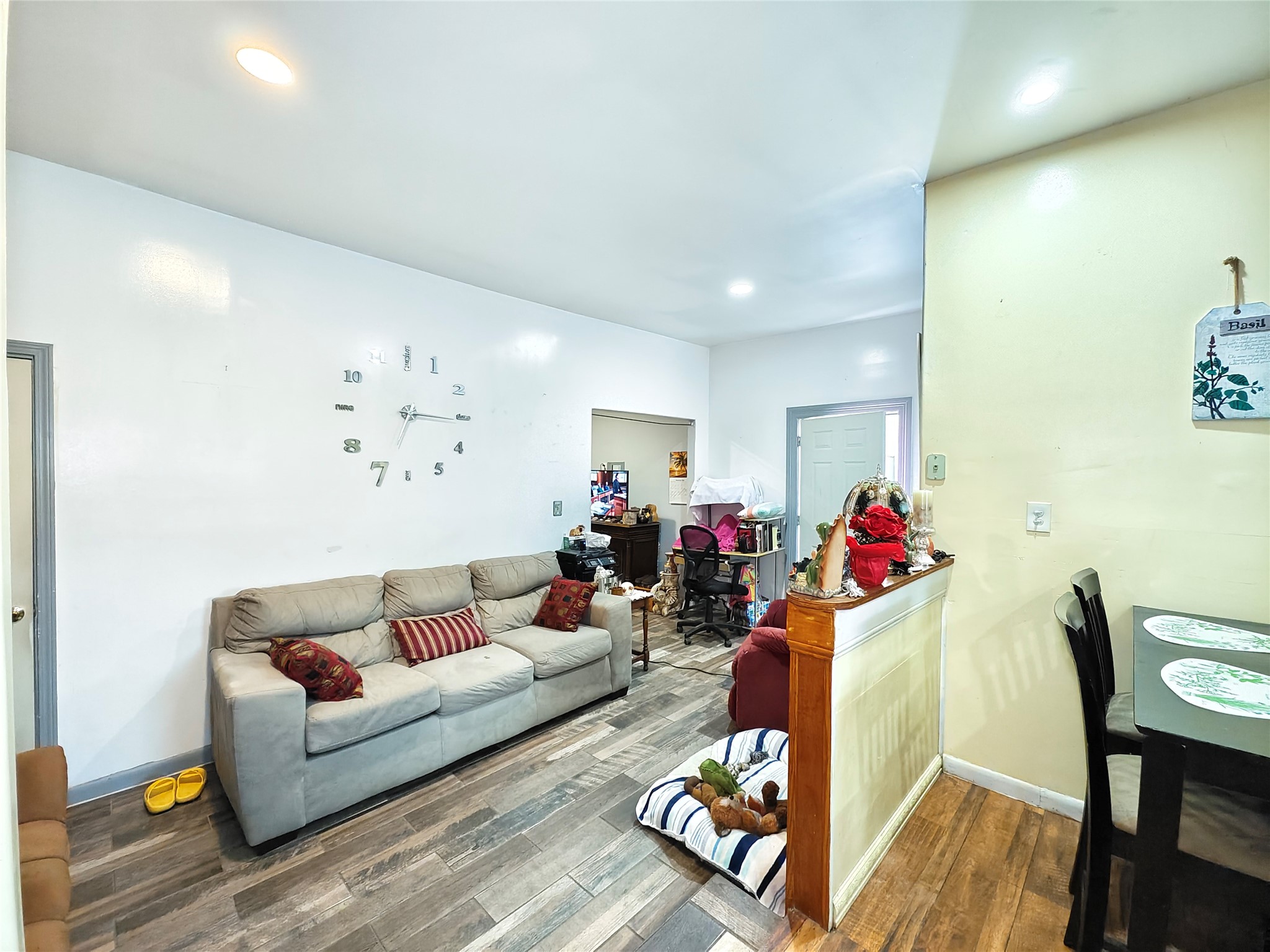 7931 Scanlock Street Houston, TX 77012 - Photo 25 of 28 a living room with furniture and a wooden floor