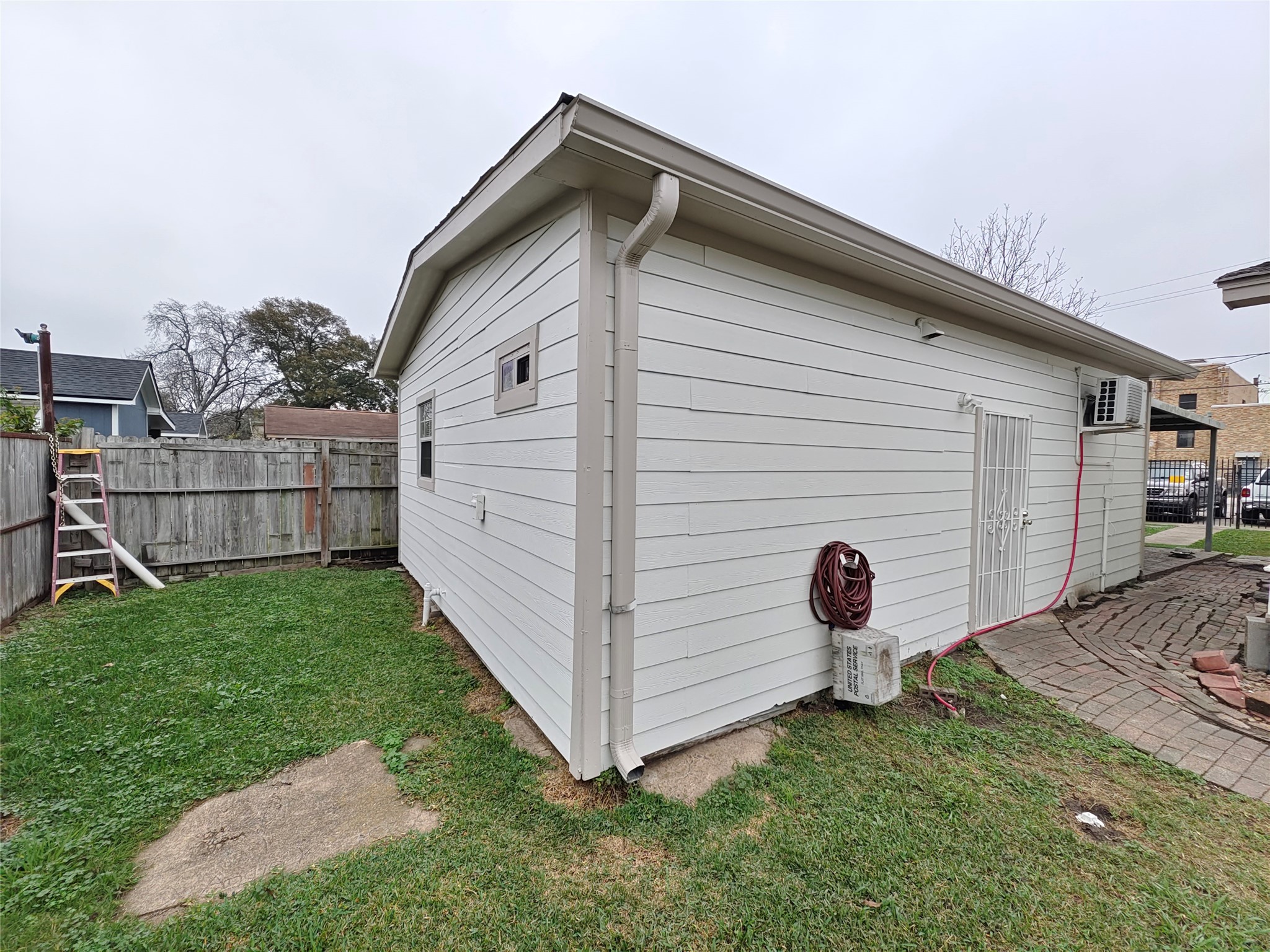 7931 Scanlock Street Houston, TX 77012 - Photo 27 of 28 a view of a back yard of the house