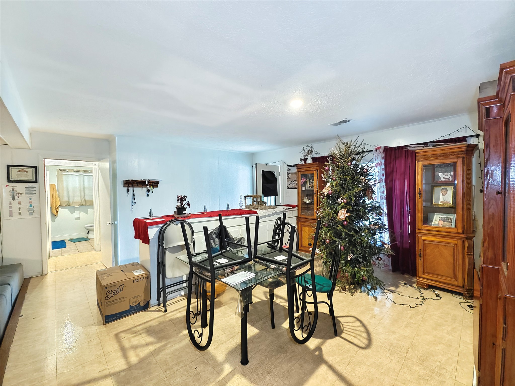 7931 Scanlock Street Houston, TX 77012 - Photo 4 of 28 a living room with furniture and flowers