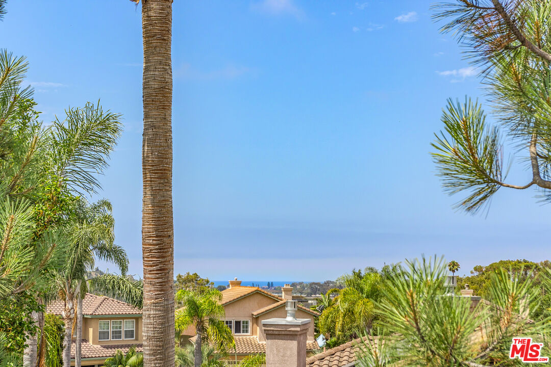 2527 Ivy Road Oceanside, CA 92054 - Photo 3 of 37