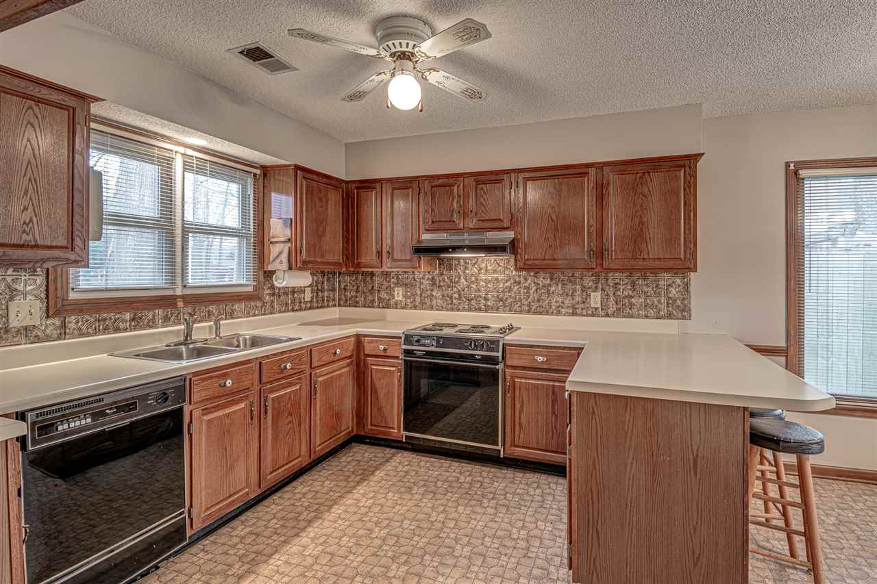 8516 Bazemore Road Memphis, TN 38018 - Photo 5 of 21 Spacious kitchen with breakfast Bar and nook