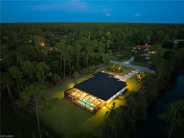 a view of a backyard