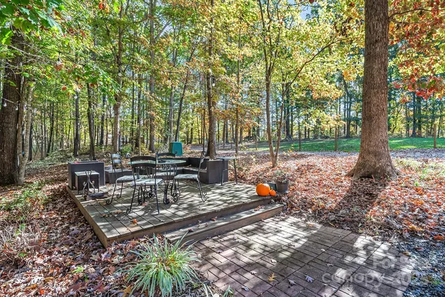 a view of a bench in the backyard of a house