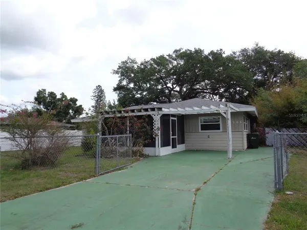 a view of a house with a backyard